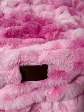 Comfrt Pink Faux Fur Throw Blanket